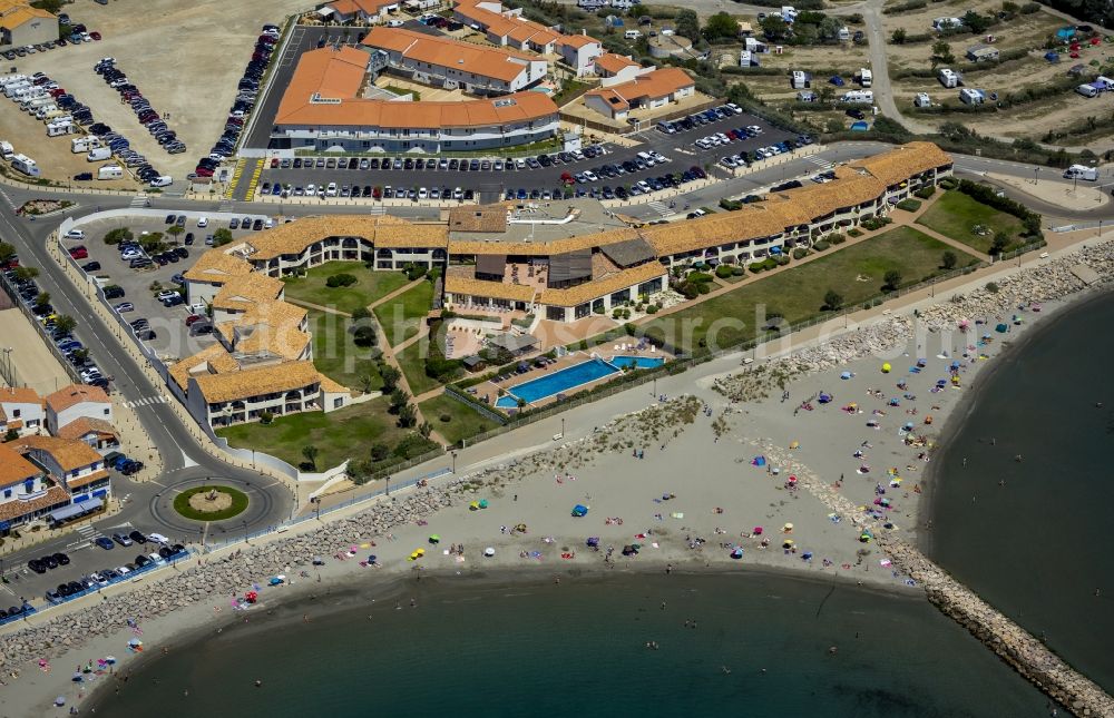 Aerial photograph Saintes-Maries-de-la-Mer - Visitors and tourists on Mediterranean sandy beach in Saintes-Maries-de-la-Mer, Provence-Alpes-Cote d'Azur in France