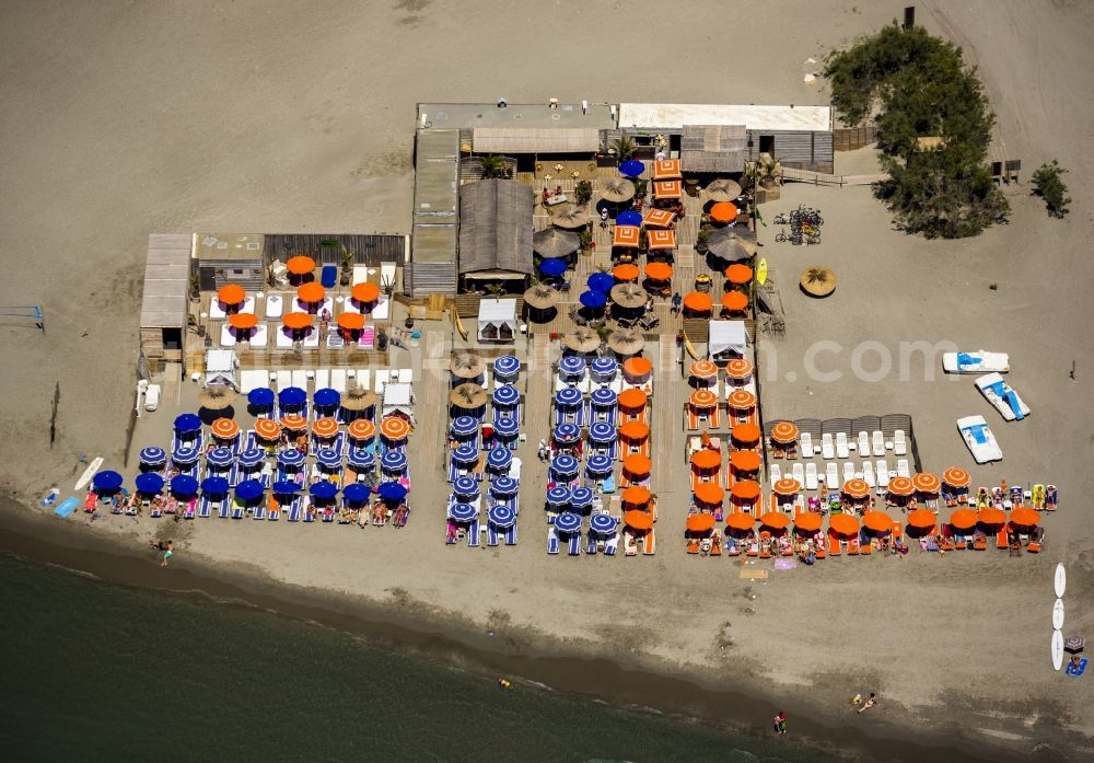 Aerial photograph Saintes-Maries-de-la-Mer - Visitors and tourists on Mediterranean sandy beach in Saintes-Maries-de-la-Mer, Provence-Alpes-Cote d'Azur in France