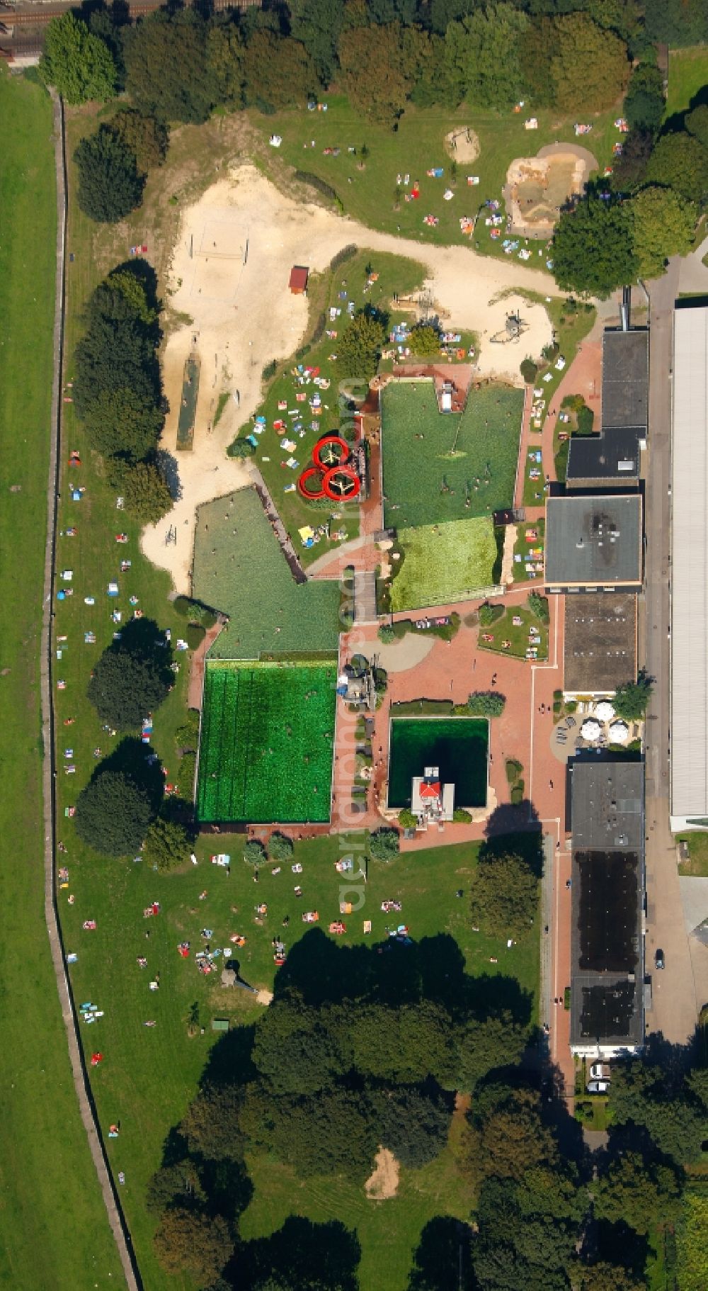 Aerial photograph Duisburg - Visitors on the water slide and the lawn at the swimming pool in Duisburg in North Rhine-Westphalia