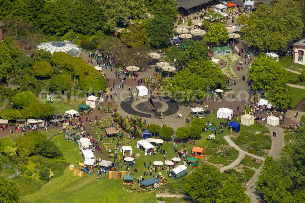 Hamm from the bird's eye view: Number of visitors at a garden party in the Maxi Park in Hamm in North Rhine-Westphalia