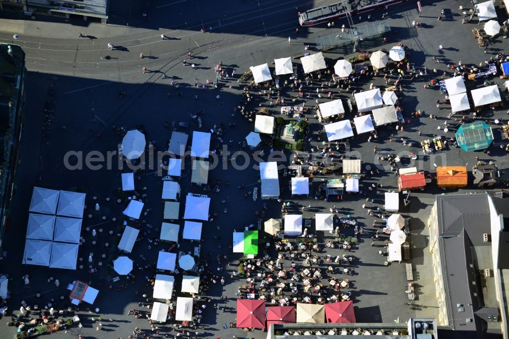 Aerial photograph Halle (Saale) - Number of visitors in the open air restaurants on the square in Halle (Saale) in Saxony-Anhalt