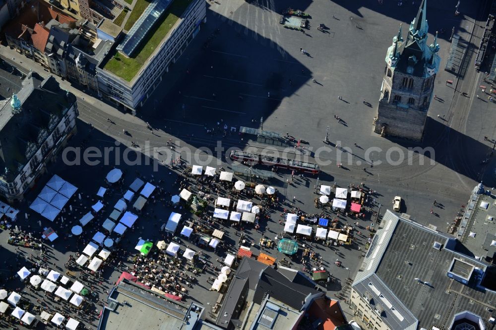 Halle (Saale) from above - Number of visitors in the open air restaurants on the square in Halle (Saale) in Saxony-Anhalt