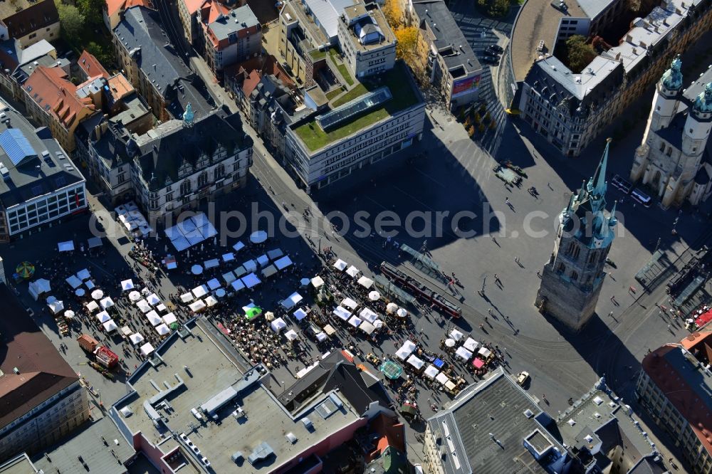 Halle (Saale) from the bird's eye view: Number of visitors in the open air restaurants on the square in Halle (Saale) in Saxony-Anhalt