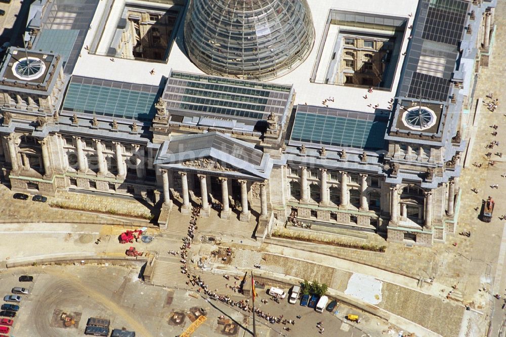 Aerial image Berlin - A long line of visitors waiting for entry into the Reichstag building in Berlin-Mitte, in which the German Bundestag has its seat