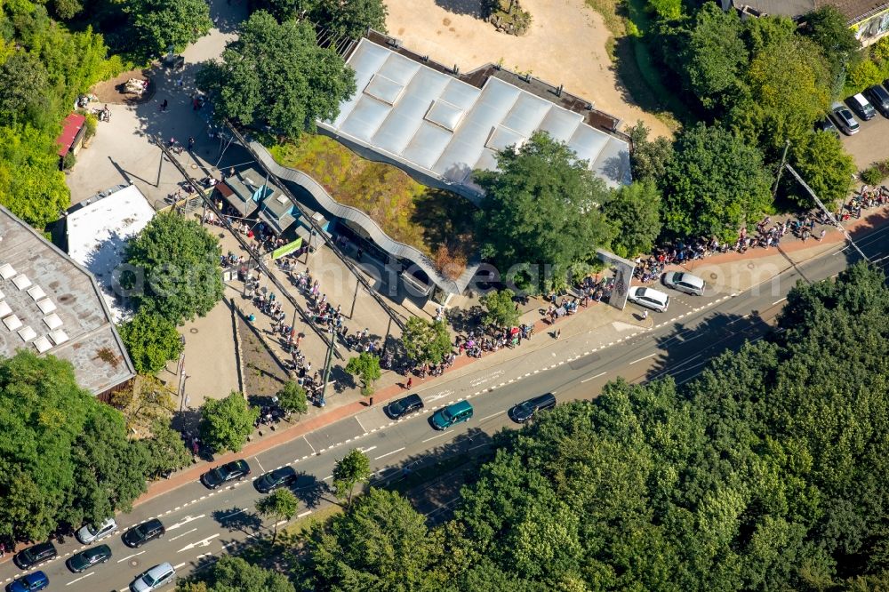 Duisburg from the bird's eye view: Visitors queues at the zoo in Duisburg in North Rhine-Westphalia