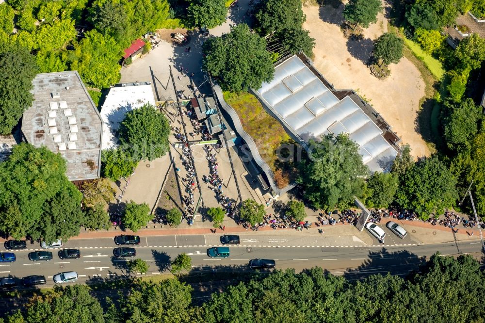 Aerial image Duisburg - Visitors queues at the zoo in Duisburg in North Rhine-Westphalia