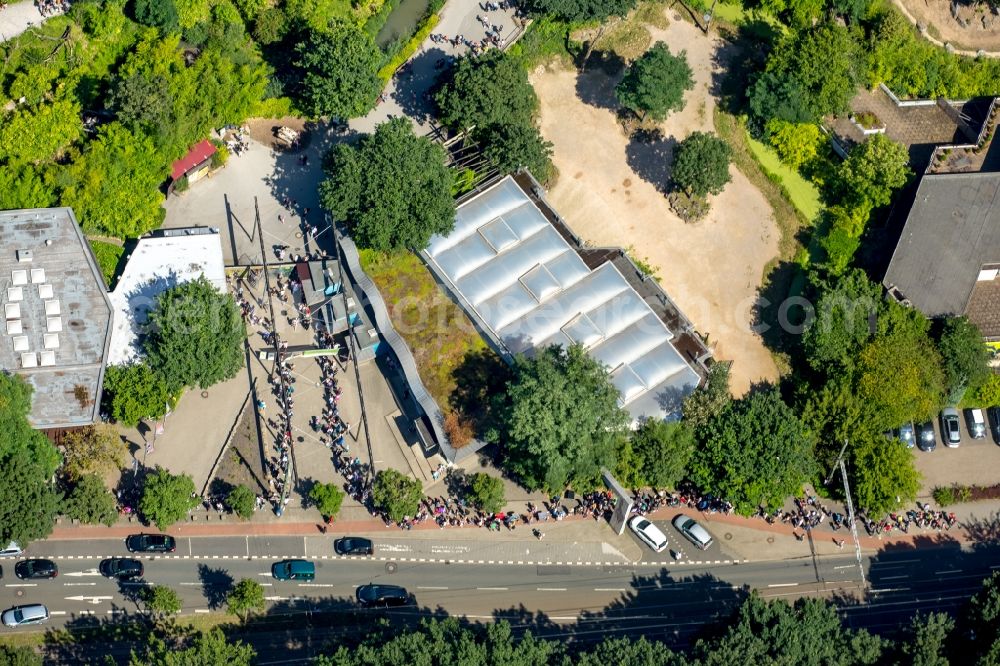 Aerial photograph Duisburg - Visitors queues at the zoo in Duisburg in North Rhine-Westphalia