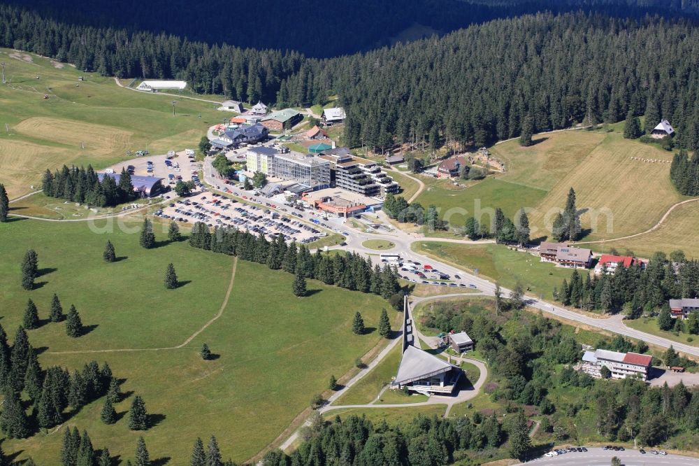 Feldberg (Schwarzwald) from the bird's eye view: The Feldberg (Black Forest) in Baden-Wuerttemberg. Attractions are the hotel Feldberger Hof and the nature center Haus der Natur. The highest mountain in the Black Forest in summer offers attractive possibilities for hiking