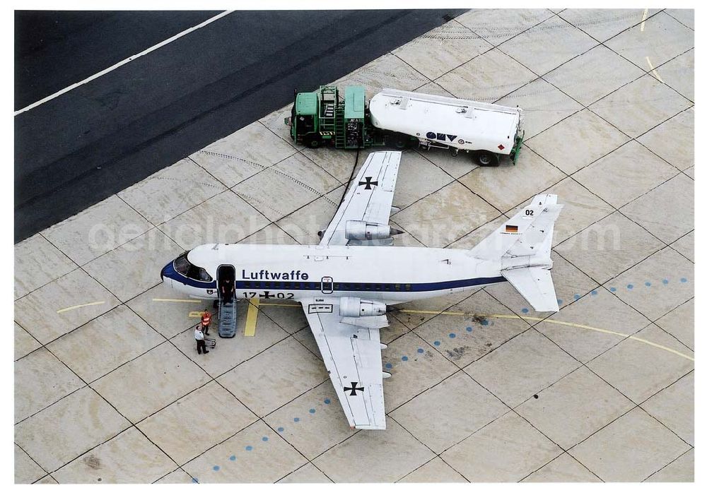 Aerial photograph Berlin-Tegel - Betankung einer Maschine der Flugbereitschaft Bonn der Bundeswehr auf dem Flughafen Tegel in Berlin.