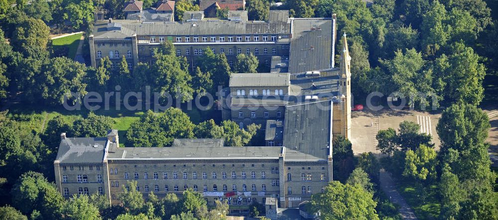 Aerial photograph Berlin - Blick auf das Bethanien am Mariannenplatz in Berlin- Kreuzberg. Das ehemahlige Diakonissen- Krankenhaus wird heute als Künstlerhaus genutzt. Der Architekt war Ludwig Persius. Nach der Stilllegung 1970 wurde das Bethanien unter Denkmalschutz gestellt und vom Land Berlin gekauft. Seit dem wird es von Initiativen und sozialen Einrichtungen genutzt. View of the Bethany on Marianneplatz in Berlin-Kreuzberg. Nowadays, the Deaconess Hospital is now used as artist's house. The architect was Ludwig Persius. After closure in 1970 the Bethany was declared to a monument and the State of Berlin bought. Since it is used by institutions and social initiatives.