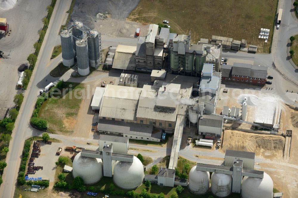 Aerial image Lübeck - Mixed concrete and building materials factory of der Zementwerk Luebeck GmbH & Co. KG in Luebeck in the state Schleswig-Holstein