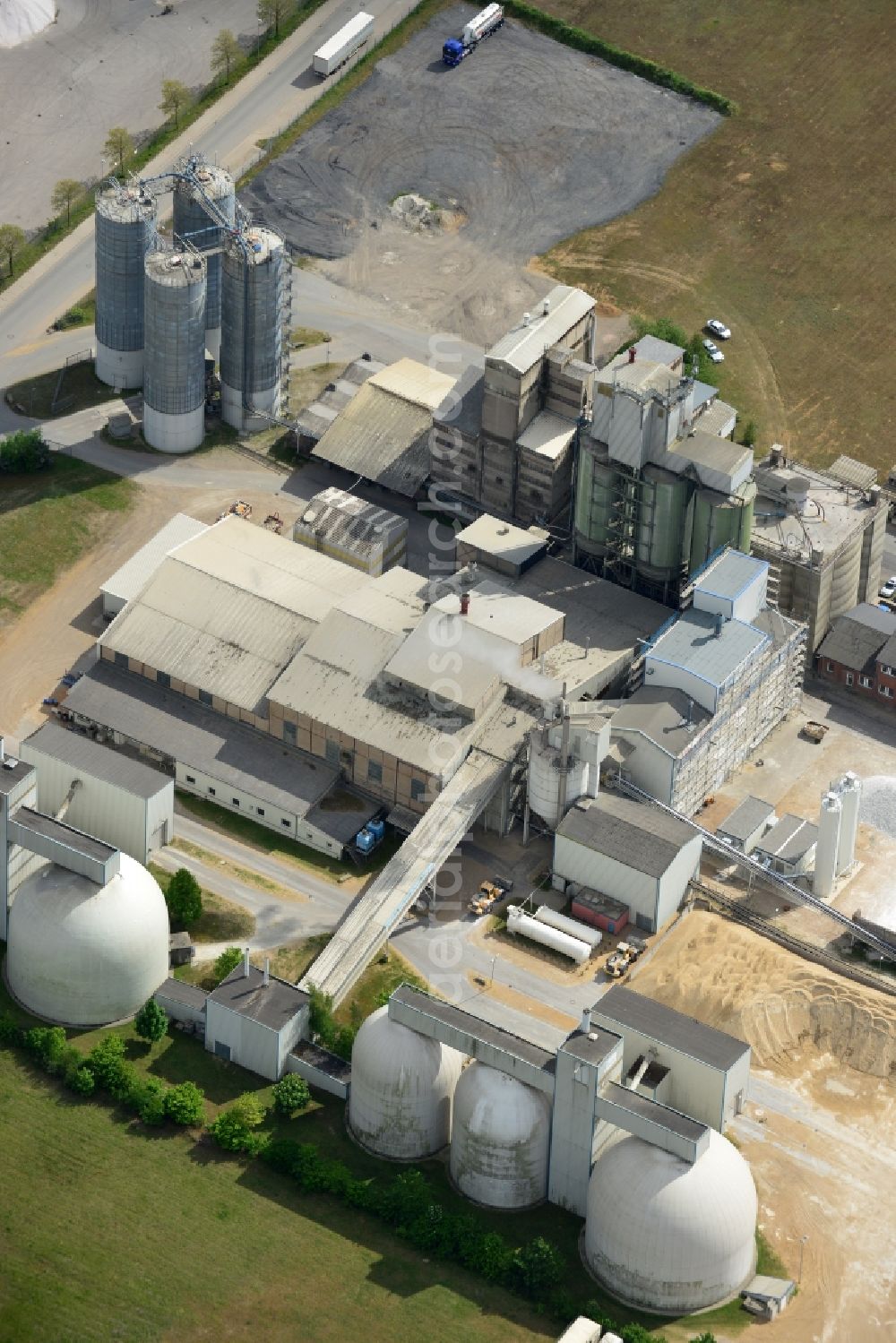 Lübeck from the bird's eye view: Mixed concrete and building materials factory of der Zementwerk Luebeck GmbH & Co. KG in Luebeck in the state Schleswig-Holstein