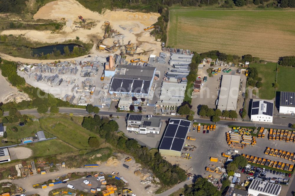 Linnich from above - Mixed concrete and building materials factory of Feiter Betonsteinwerk on street Loeffelstrasse in Linnich in the state North Rhine-Westphalia, Germany