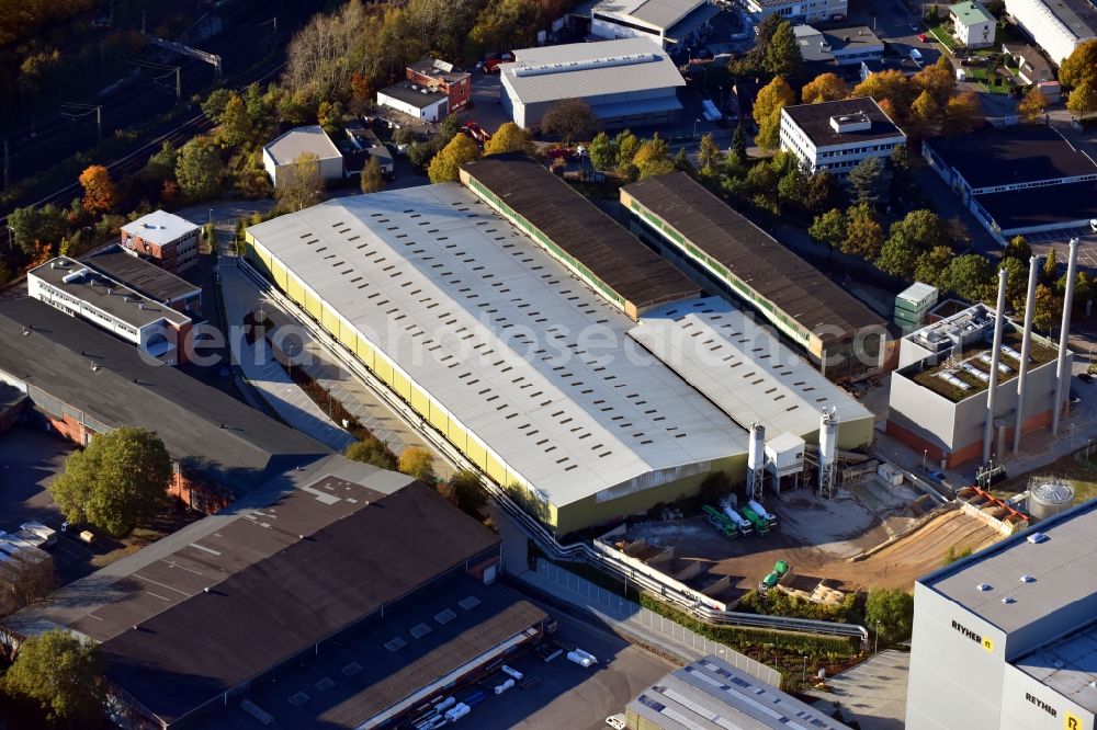 Hamburg from the bird's eye view: Mixed concrete and building materials factory of Spezial-Beton GmbH on Grosse Bahnstrasse in the district Altona in Hamburg, Germany