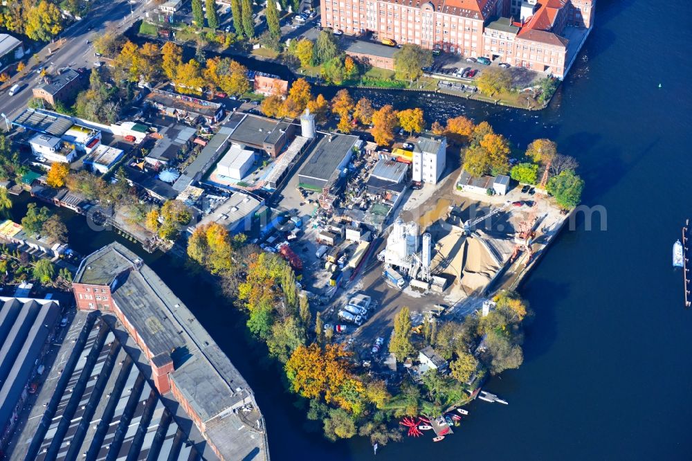 Berlin from above - Mixed concrete and building materials factory of CEMEX Deutschland AG on Schleusenufer in the district Kreuzberg in Berlin, Germany