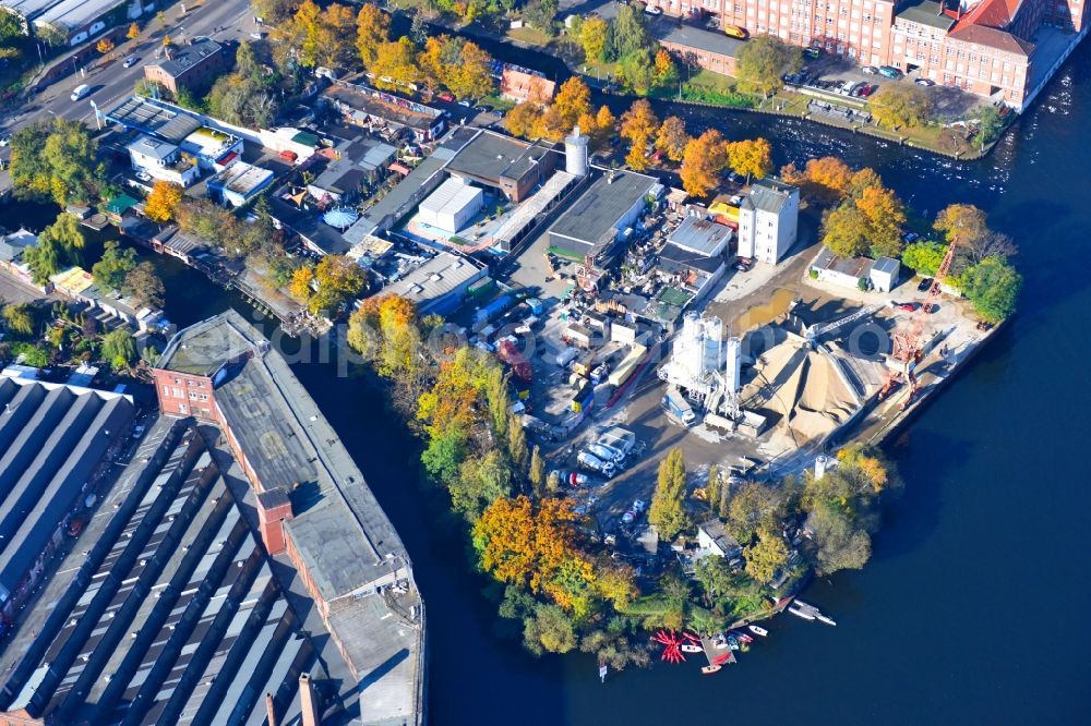 Berlin from the bird's eye view: Mixed concrete and building materials factory of CEMEX Deutschland AG on Schleusenufer in the district Kreuzberg in Berlin, Germany