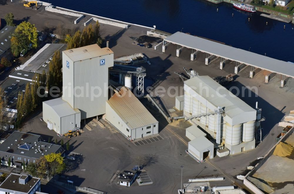 Aerial photograph Berlin - Mixed concrete and building materials factory of of Asphaltmischwerk Garbsen GmbH & Co. KG in the district Spandau in Berlin, Germany