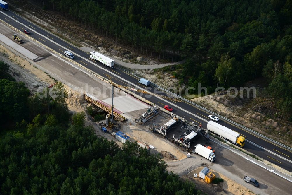 Aerial photograph Friedersdorf - View expansion and widening of the route of the highway / motorway BAB A12 / E30 Markgrafpieske in the state of Brandenburg. The picture shows a concrete paver contractorBickhardt Bau in the production of the new road surface