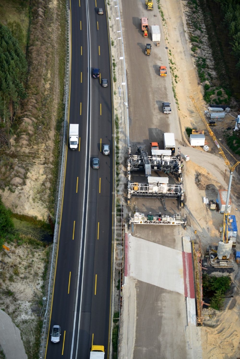 Aerial photograph Friedersdorf - View expansion and widening of the route of the highway / motorway BAB A12 / E30 Markgrafpieske in the state of Brandenburg. The picture shows a concrete paver contractorBickhardt Bau in the production of the new road surface