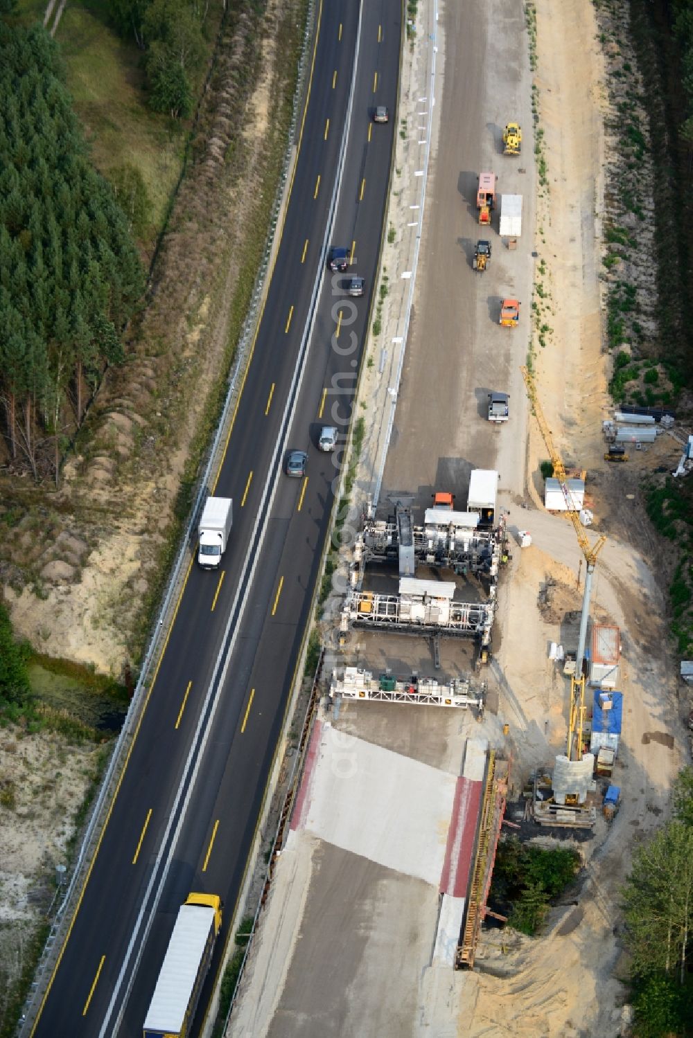 Friedersdorf from above - View expansion and widening of the route of the highway / motorway BAB A12 / E30 Markgrafpieske in the state of Brandenburg. The picture shows a concrete paver contractorBickhardt Bau in the production of the new road surface