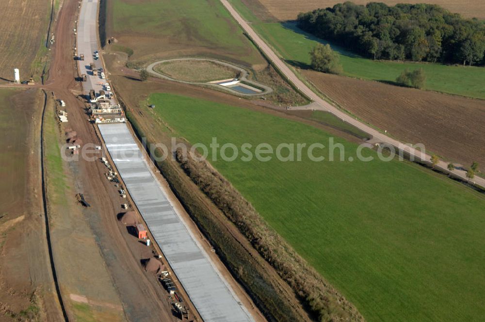 Aerial image Sättelstädt - Blick auf eine Betoniermaschine auf der Baustelle der A4 nahe dem Regenrückhaltebecken VI an der Ausfahrt / Anschlussstelle Sättelstädt. Der Neubau ist Teil des Projekt Nordverlegung / Umfahrung Hörselberge der Autobahn E40 / A4 in Thüringen bei Eisenach. Durchgeführt werden die im Zuge dieses Projektes notwendigen Arbeiten unter an derem von den Mitarbeitern der Niederlassung Weimar der EUROVIA Verkehrsbau Union sowie der Niederlassungen Abbruch und Erdbau, Betonstraßenbau, Ingenieurbau und TECO Schallschutz der EUROVIA Beton sowie der DEGES.