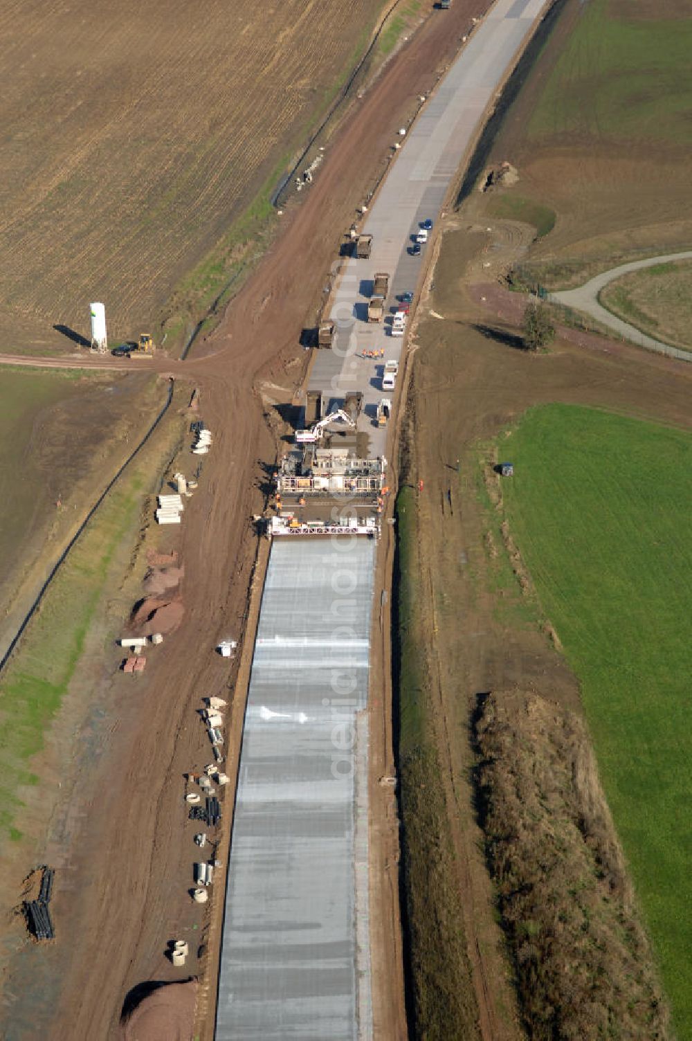 Sättelstädt from above - Blick auf eine Betoniermaschine auf der Baustelle der A4 nahe dem Regenrückhaltebecken VI an der Ausfahrt / Anschlussstelle Sättelstädt. Der Neubau ist Teil des Projekt Nordverlegung / Umfahrung Hörselberge der Autobahn E40 / A4 in Thüringen bei Eisenach. Durchgeführt werden die im Zuge dieses Projektes notwendigen Arbeiten unter an derem von den Mitarbeitern der Niederlassung Weimar der EUROVIA Verkehrsbau Union sowie der Niederlassungen Abbruch und Erdbau, Betonstraßenbau, Ingenieurbau und TECO Schallschutz der EUROVIA Beton sowie der DEGES.