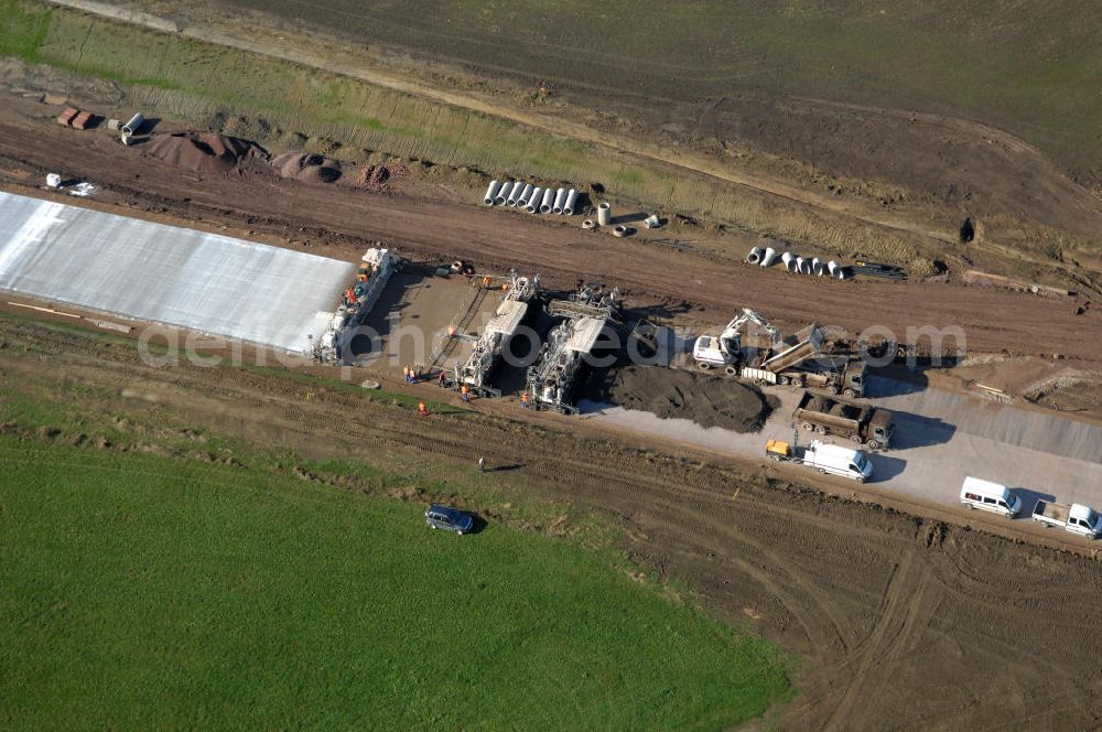 Aerial image Sättelstädt - Blick auf eine Betoniermaschine auf der Baustelle der A4 nahe dem Regenrückhaltebecken VI an der Ausfahrt / Anschlussstelle Sättelstädt. Der Neubau ist Teil des Projekt Nordverlegung / Umfahrung Hörselberge der Autobahn E40 / A4 in Thüringen bei Eisenach. Durchgeführt werden die im Zuge dieses Projektes notwendigen Arbeiten unter an derem von den Mitarbeitern der Niederlassung Weimar der EUROVIA Verkehrsbau Union sowie der Niederlassungen Abbruch und Erdbau, Betonstraßenbau, Ingenieurbau und TECO Schallschutz der EUROVIA Beton sowie der DEGES.