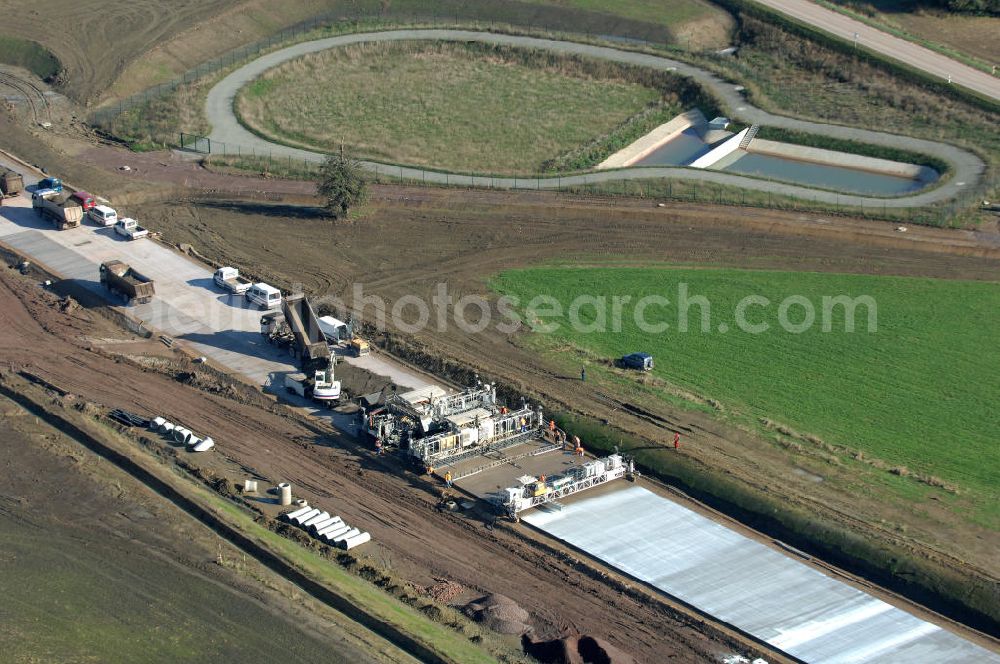 Sättelstädt from the bird's eye view: Blick auf eine Betoniermaschine auf der Baustelle der A4 nahe dem Regenrückhaltebecken VI an der Ausfahrt / Anschlussstelle Sättelstädt. Der Neubau ist Teil des Projekt Nordverlegung / Umfahrung Hörselberge der Autobahn E40 / A4 in Thüringen bei Eisenach. Durchgeführt werden die im Zuge dieses Projektes notwendigen Arbeiten unter an derem von den Mitarbeitern der Niederlassung Weimar der EUROVIA Verkehrsbau Union sowie der Niederlassungen Abbruch und Erdbau, Betonstraßenbau, Ingenieurbau und TECO Schallschutz der EUROVIA Beton sowie der DEGES.