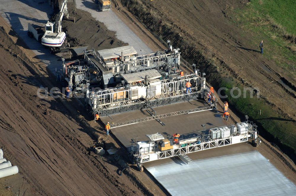 Aerial image Sättelstädt - Blick auf eine Betoniermaschine auf der Baustelle der A4 nahe dem Regenrückhaltebecken VI an der Ausfahrt / Anschlussstelle Sättelstädt. Der Neubau ist Teil des Projekt Nordverlegung / Umfahrung Hörselberge der Autobahn E40 / A4 in Thüringen bei Eisenach. Durchgeführt werden die im Zuge dieses Projektes notwendigen Arbeiten unter an derem von den Mitarbeitern der Niederlassung Weimar der EUROVIA Verkehrsbau Union sowie der Niederlassungen Abbruch und Erdbau, Betonstraßenbau, Ingenieurbau und TECO Schallschutz der EUROVIA Beton sowie der DEGES.