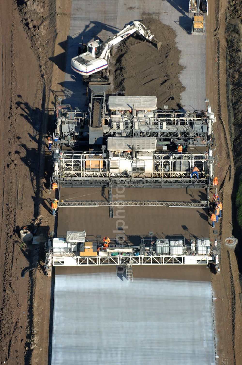 Aerial photograph Sättelstädt - Blick auf eine Betoniermaschine auf der Baustelle der A4 nahe dem Regenrückhaltebecken VI an der Ausfahrt / Anschlussstelle Sättelstädt. Der Neubau ist Teil des Projekt Nordverlegung / Umfahrung Hörselberge der Autobahn E40 / A4 in Thüringen bei Eisenach. Durchgeführt werden die im Zuge dieses Projektes notwendigen Arbeiten unter an derem von den Mitarbeitern der Niederlassung Weimar der EUROVIA Verkehrsbau Union sowie der Niederlassungen Abbruch und Erdbau, Betonstraßenbau, Ingenieurbau und TECO Schallschutz der EUROVIA Beton sowie der DEGES.