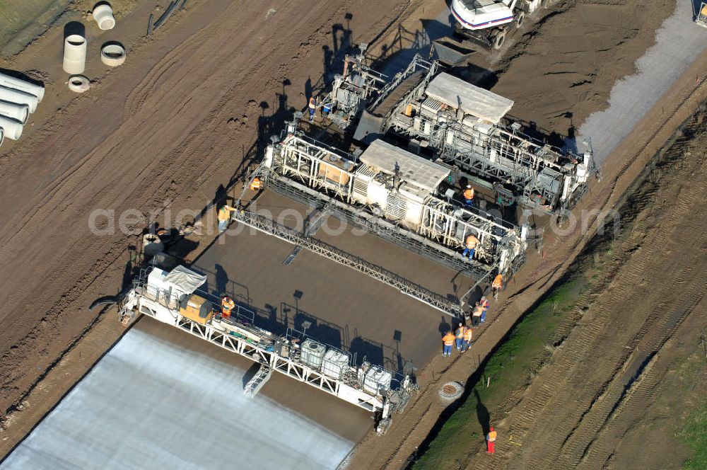 Sättelstädt from above - Blick auf eine Betoniermaschine auf der Baustelle der A4 nahe dem Regenrückhaltebecken VI an der Ausfahrt / Anschlussstelle Sättelstädt. Der Neubau ist Teil des Projekt Nordverlegung / Umfahrung Hörselberge der Autobahn E40 / A4 in Thüringen bei Eisenach. Durchgeführt werden die im Zuge dieses Projektes notwendigen Arbeiten unter an derem von den Mitarbeitern der Niederlassung Weimar der EUROVIA Verkehrsbau Union sowie der Niederlassungen Abbruch und Erdbau, Betonstraßenbau, Ingenieurbau und TECO Schallschutz der EUROVIA Beton sowie der DEGES.