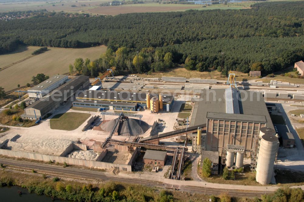 Aerial image Güsen - Blick auf das Betonschwellenwerk im Ortsteil Güsen, der Einheitsgemeinde Elbe-Parey im Landkreis Jerichower Land in Sachsen-Anhalt. Erbaut wurde das Schwellenwerk im Jahr 1958. Nach unterschiedlichen Übernahmen wurde das Werk durch die Consolis OY AB Finnland übernommen. Betreiber ist die DW Schwellen GmbH. Kontakt: Werk Güsen, Pareyer Str. 4a, 39317 Güsen, Tel. +49(0)39344 92-110, Fax +49(0)39344 92-215, info@dw-schwellen.de