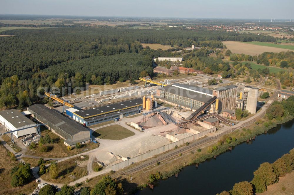 Aerial photograph Güsen - Blick auf das Betonschwellenwerk im Ortsteil Güsen, der Einheitsgemeinde Elbe-Parey im Landkreis Jerichower Land in Sachsen-Anhalt. Erbaut wurde das Schwellenwerk im Jahr 1958. Nach unterschiedlichen Übernahmen wurde das Werk durch die Consolis OY AB Finnland übernommen. Betreiber ist die DW Schwellen GmbH. Kontakt: Werk Güsen, Pareyer Str. 4a, 39317 Güsen, Tel. +49(0)39344 92-110, Fax +49(0)39344 92-215, info@dw-schwellen.de