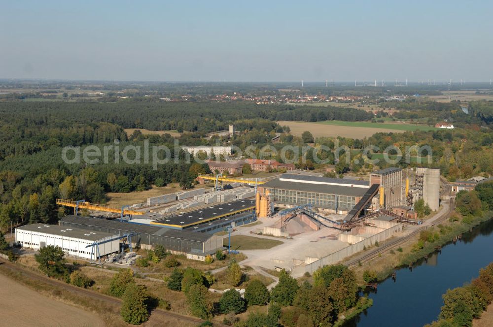 Güsen from above - Blick auf das Betonschwellenwerk im Ortsteil Güsen, der Einheitsgemeinde Elbe-Parey im Landkreis Jerichower Land in Sachsen-Anhalt. Erbaut wurde das Schwellenwerk im Jahr 1958. Nach unterschiedlichen Übernahmen wurde das Werk durch die Consolis OY AB Finnland übernommen. Betreiber ist die DW Schwellen GmbH. Kontakt: Werk Güsen, Pareyer Str. 4a, 39317 Güsen, Tel. +49(0)39344 92-110, Fax +49(0)39344 92-215, info@dw-schwellen.de