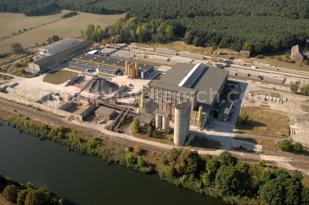 Güsen from the bird's eye view: Blick auf das Betonschwellenwerk im Ortsteil Güsen, der Einheitsgemeinde Elbe-Parey im Landkreis Jerichower Land in Sachsen-Anhalt. Erbaut wurde das Schwellenwerk im Jahr 1958. Nach unterschiedlichen Übernahmen wurde das Werk durch die Consolis OY AB Finnland übernommen. Betreiber ist die DW Schwellen GmbH. Kontakt: Werk Güsen, Pareyer Str. 4a, 39317 Güsen, Tel. +49(0)39344 92-110, Fax +49(0)39344 92-215, info@dw-schwellen.de