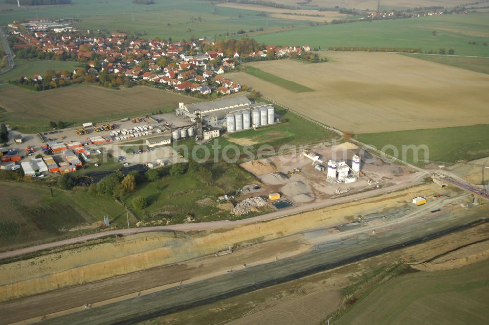 Aerial photograph Neukirchen - Betonwerk der EUROVIA Beton an der Neubautrasse der BAB A 4 - Umfahrung Hörselberge in Thüringen bei Eisenach. Das Bieterkonsortium VINCI Concessions / Hochtief PPP (50/50) hat den Zuschlag für das A-Modell BAB A 4 Umfahrung Hörselberge (km 238,5 bis km 283,2) erhalten. Die bei diesem Projekt auf der Bauausführungsebene gegründete Arbeitsgemeinschaft wird von der EUROVIA Infra GmbH angeführt, des Weiteren sind hier die Unternehmen Hochtief, Strassing Limes und Rädlinger beteiligt. Durchgeführt werden die im Zuge dieses Projektes notwendigen Arbeiten unter an derem von den Mitarbeitern der Niederlassung Weimar der EUROVIA Verkehrsbau Union sowie der Niederlassungen Abbruch und Erdbau, Betonstraßenbau, Ingenieurbau und TECO Schallschutz der EUROVIA Beton. DEGES; STREIF Baulogistik