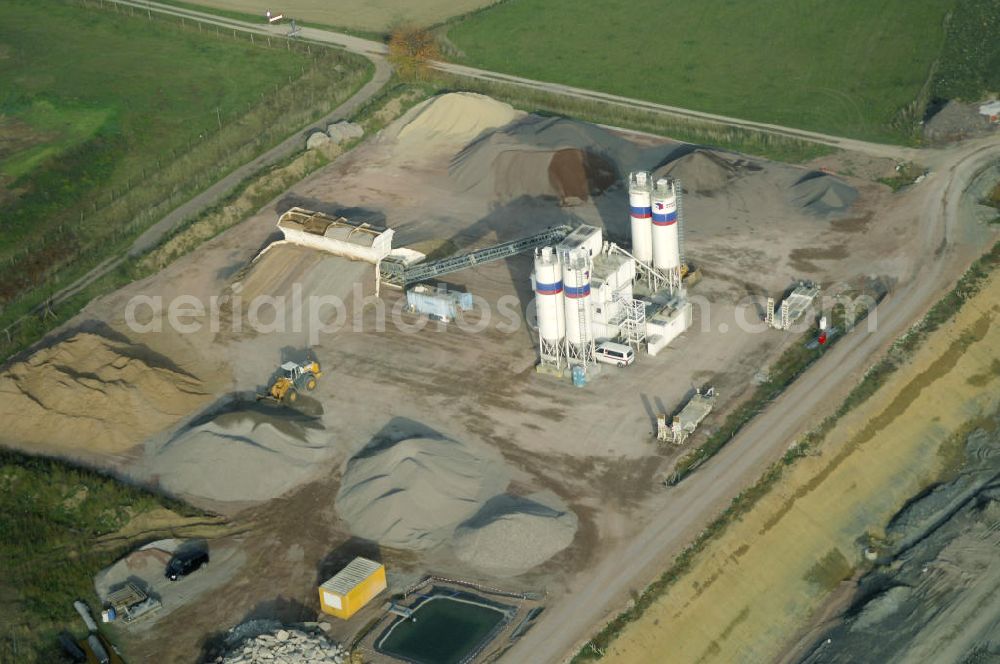 Neukirchen from above - Betonwerk der EUROVIA Beton an der Neubautrasse der BAB A 4 - Umfahrung Hörselberge in Thüringen bei Eisenach. Das Bieterkonsortium VINCI Concessions / Hochtief PPP (50/50) hat den Zuschlag für das A-Modell BAB A 4 Umfahrung Hörselberge (km 238,5 bis km 283,2) erhalten. Die bei diesem Projekt auf der Bauausführungsebene gegründete Arbeitsgemeinschaft wird von der EUROVIA Infra GmbH angeführt, des Weiteren sind hier die Unternehmen Hochtief, Strassing Limes und Rädlinger beteiligt. Durchgeführt werden die im Zuge dieses Projektes notwendigen Arbeiten unter an derem von den Mitarbeitern der Niederlassung Weimar der EUROVIA Verkehrsbau Union sowie der Niederlassungen Abbruch und Erdbau, Betonstraßenbau, Ingenieurbau und TECO Schallschutz der EUROVIA Beton. DEGES; STREIF Baulogistik