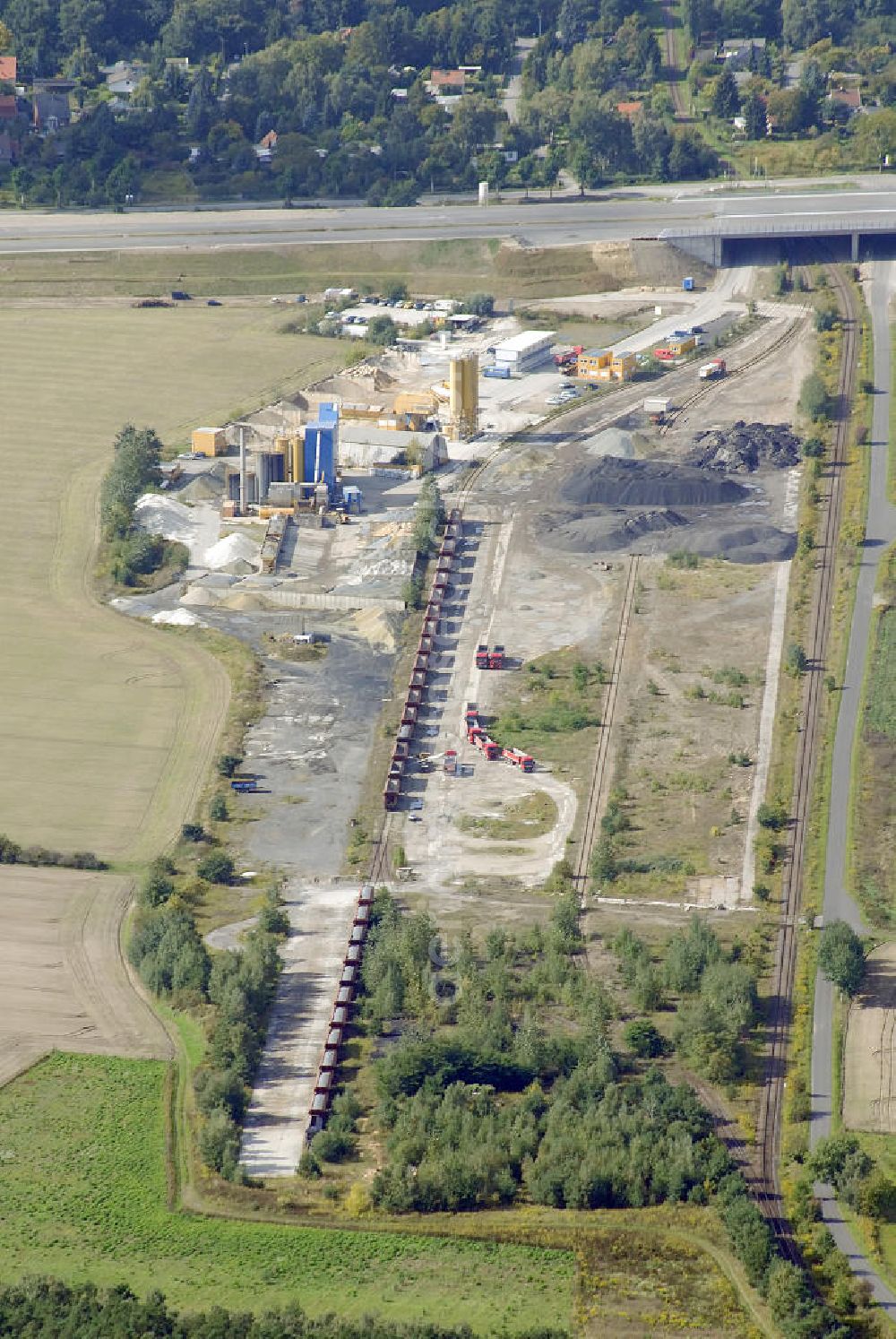 Aerial photograph Schönefeld - Blick auf das Betonwerk am Flughafen Schönefeld (BBI). Das eigens für den Bau des BBI Flughafens errichtete Betonwerk kann Beton, für bis zu 1000 LKW- Ladungen pro Tag, erzeugen. Look at the concrete plant at the Airport Schönefeld (BBI). The specially for the construction of the BBI airport built concrete plant, produce concrete for up to 1,000 truckloads per day.