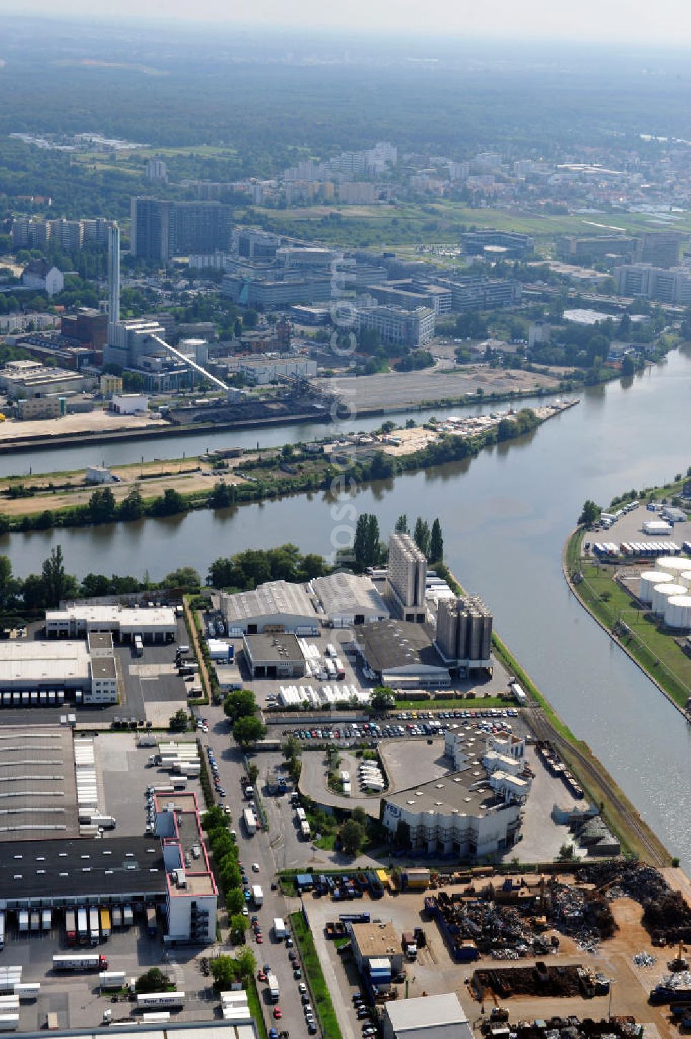 Aerial photograph Frankfurt am Main - Betriebsgelände mit Abfallumladeanlage der FES Frankfurter Entsorgungs- und Service GmbH an der Uhlfelder Straße 10 in Frankfurt am Main in Hessen. Company grounds with waste tranship loading plant in Frankfurt on the Main in Hesse.