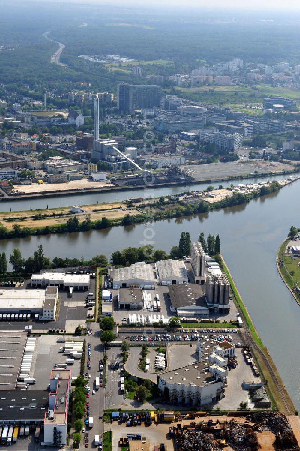 Frankfurt am Main from above - Betriebsgelände mit Abfallumladeanlage der FES Frankfurter Entsorgungs- und Service GmbH an der Uhlfelder Straße 10 in Frankfurt am Main in Hessen. Company grounds with waste tranship loading plant in Frankfurt on the Main in Hesse.