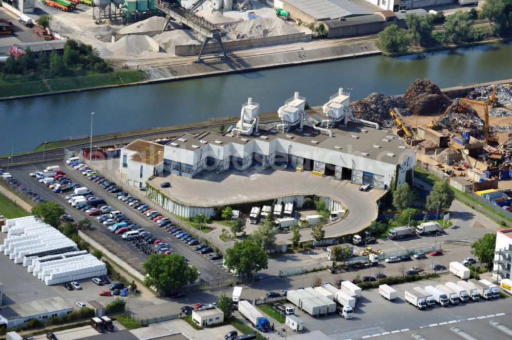 Frankfurt am Main from above - Betriebsgelände mit Abfallumladeanlage der FES Frankfurter Entsorgungs- und Service GmbH an der Uhlfelder Straße 10 in Frankfurt am Main in Hessen. Company grounds with waste tranship loading plant in Frankfurt on the Main in Hesse.