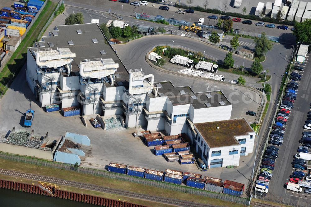 Frankfurt am Main from above - Betriebsgelände mit Abfallumladeanlage der FES Frankfurter Entsorgungs- und Service GmbH an der Uhlfelder Straße 10 in Frankfurt am Main in Hessen. Company grounds with waste tranship loading plant in Frankfurt on the Main in Hesse.