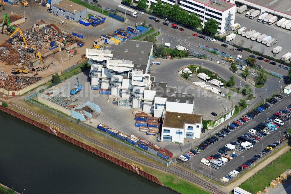 Aerial image Frankfurt am Main - Betriebsgelände mit Abfallumladeanlage der FES Frankfurter Entsorgungs- und Service GmbH an der Uhlfelder Straße 10 in Frankfurt am Main in Hessen. Company grounds with waste tranship loading plant in Frankfurt on the Main in Hesse.