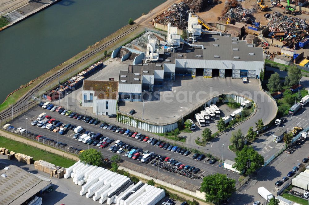 Aerial photograph Frankfurt am Main - Betriebsgelände mit Abfallumladeanlage der FES Frankfurter Entsorgungs- und Service GmbH an der Uhlfelder Straße 10 in Frankfurt am Main in Hessen. Company grounds with waste tranship loading plant in Frankfurt on the Main in Hesse.