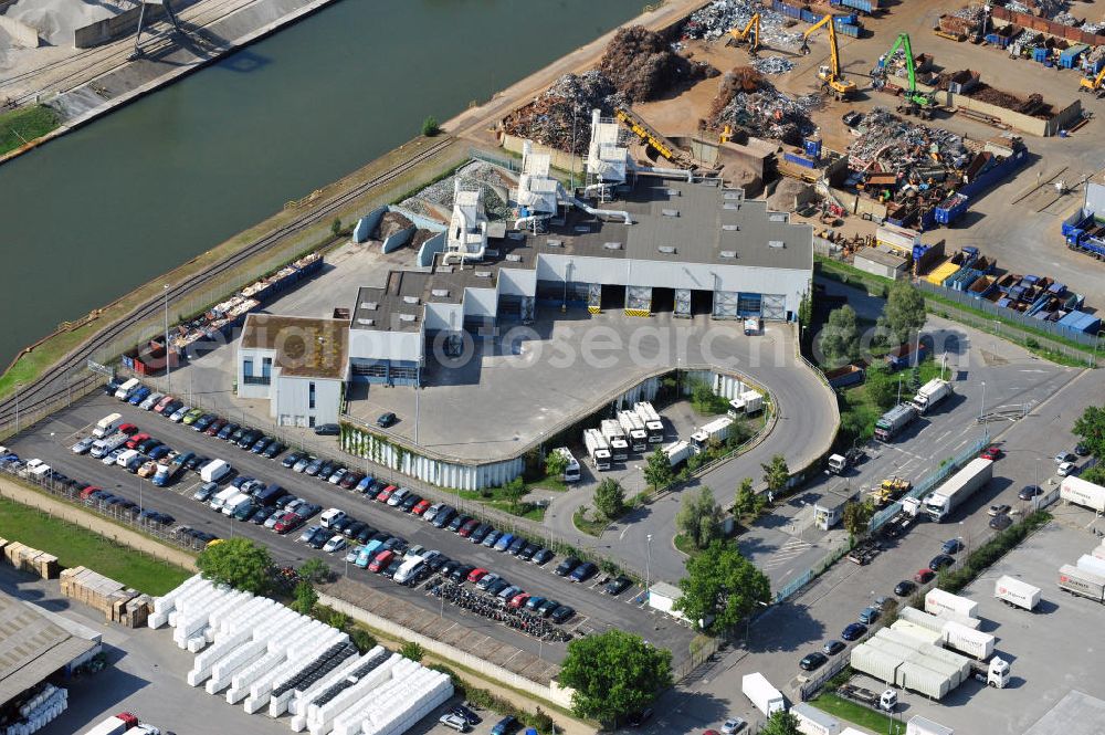 Frankfurt am Main from above - Betriebsgelände mit Abfallumladeanlage der FES Frankfurter Entsorgungs- und Service GmbH an der Uhlfelder Straße 10 in Frankfurt am Main in Hessen. Company grounds with waste tranship loading plant in Frankfurt on the Main in Hesse.