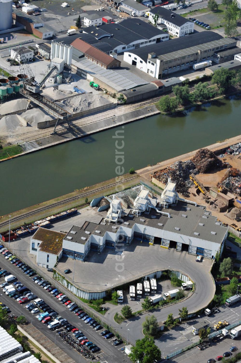 Frankfurt am Main from the bird's eye view: Betriebsgelände mit Abfallumladeanlage der FES Frankfurter Entsorgungs- und Service GmbH an der Uhlfelder Straße 10 in Frankfurt am Main in Hessen. Company grounds with waste tranship loading plant in Frankfurt on the Main in Hesse.