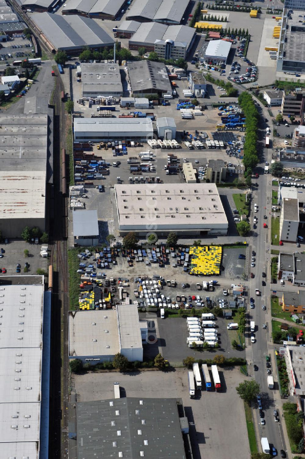 Frankfurt am Main from the bird's eye view: Betriebsgelände mit Altpapiersortieranlage der FES Frankfurter Entsorgungs- und Service GmbH an der Ferdinand-Porsche-Sraße 16 in Frankfurt am Main in Hessen. Company grounds with scrap paper sorting plant in Frankfurt on the Main in Hesse.