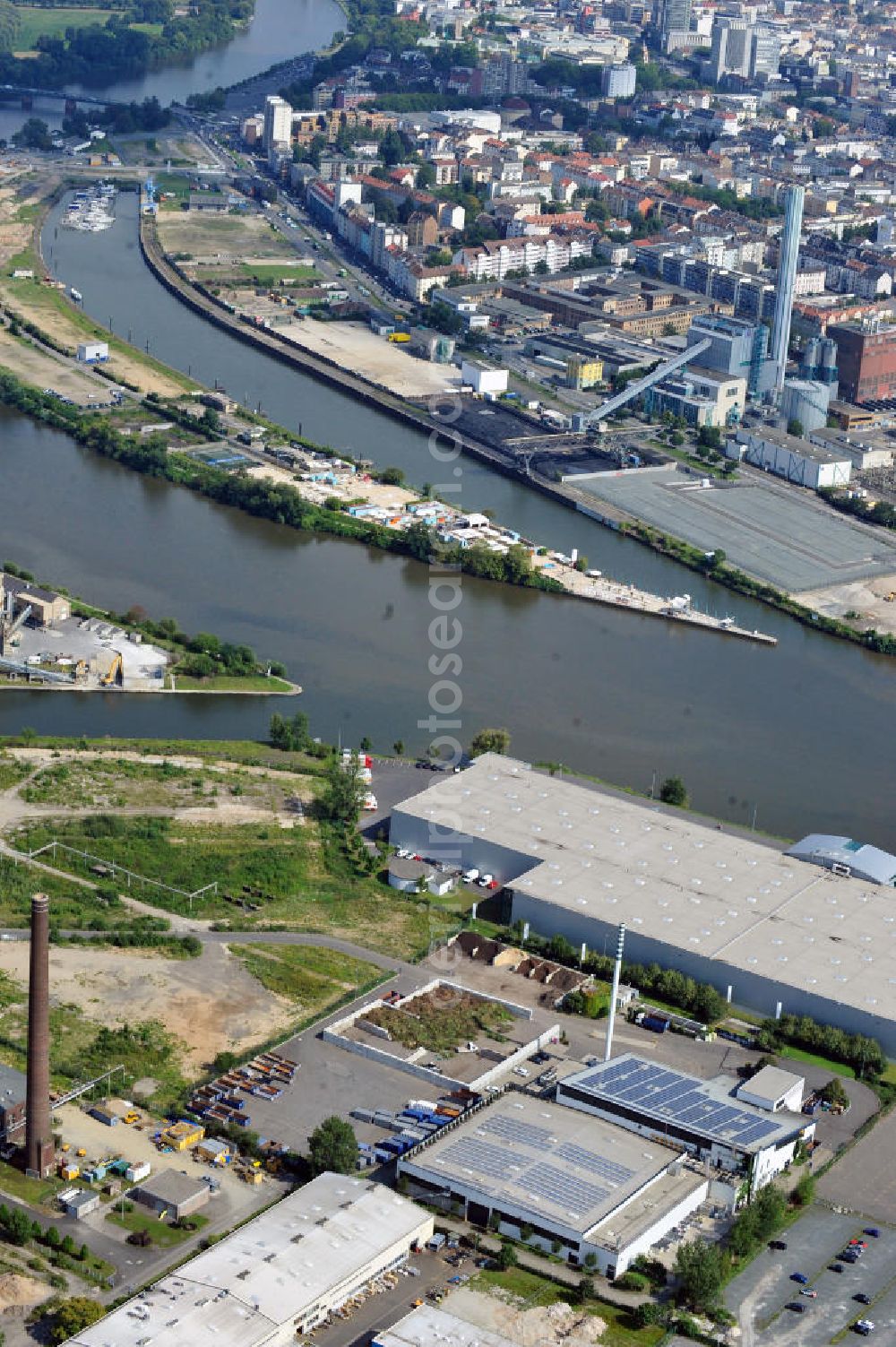 Aerial image Frankfurt am Main - Betriebsgelände mit Bioabfallbehandlungsanlage der FES Frankfurter Entsorgungs- und Service GmbH an der Peter-Behrens-Straße 8 in Frankfurt am Main in Hessen. Company grounds with biological waste treatment facility in Frankfurt on the Main in Hesse.