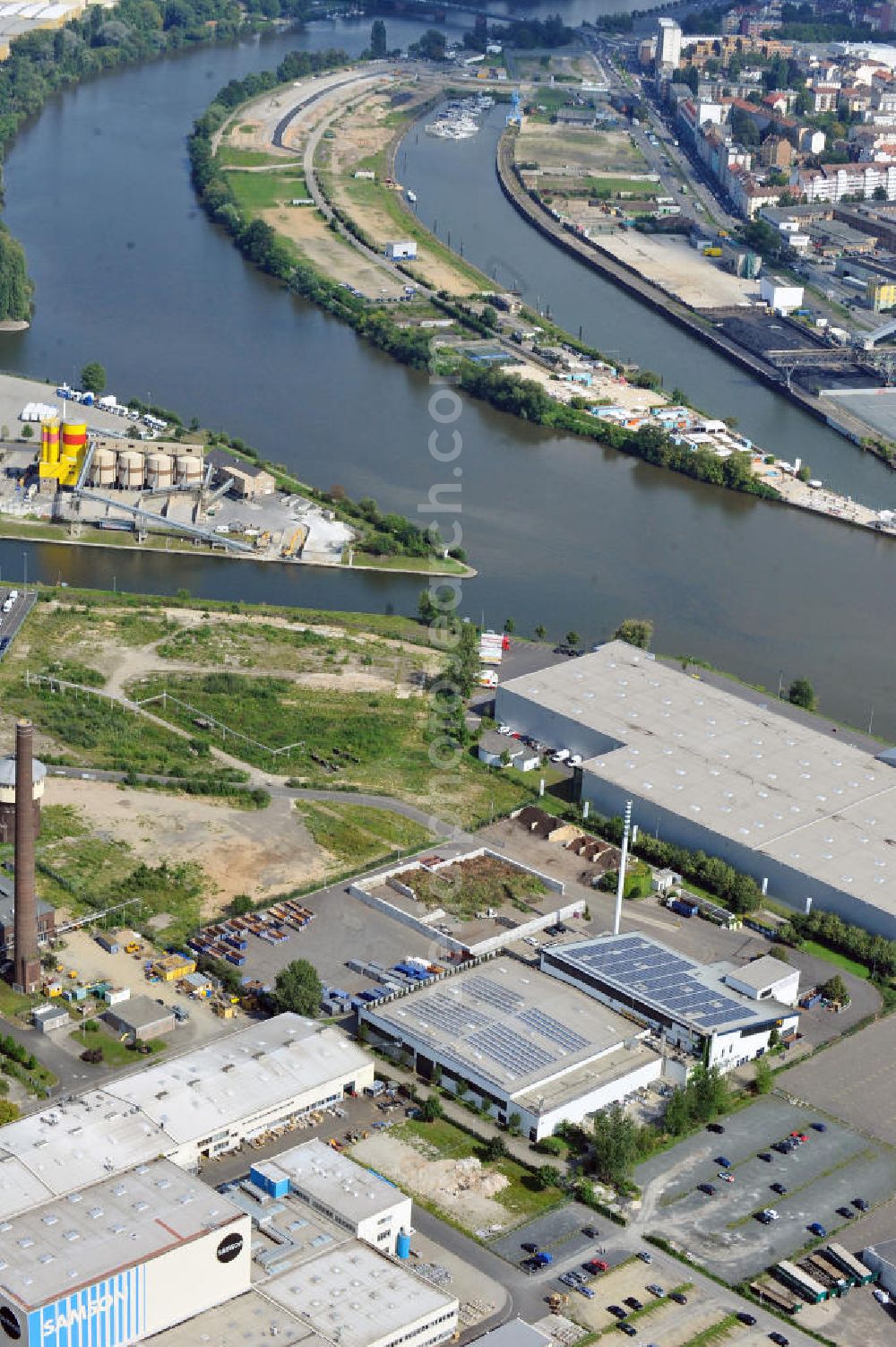 Aerial photograph Frankfurt am Main - Betriebsgelände mit Bioabfallbehandlungsanlage der FES Frankfurter Entsorgungs- und Service GmbH an der Peter-Behrens-Straße 8 in Frankfurt am Main in Hessen. Company grounds with biological waste treatment facility in Frankfurt on the Main in Hesse.