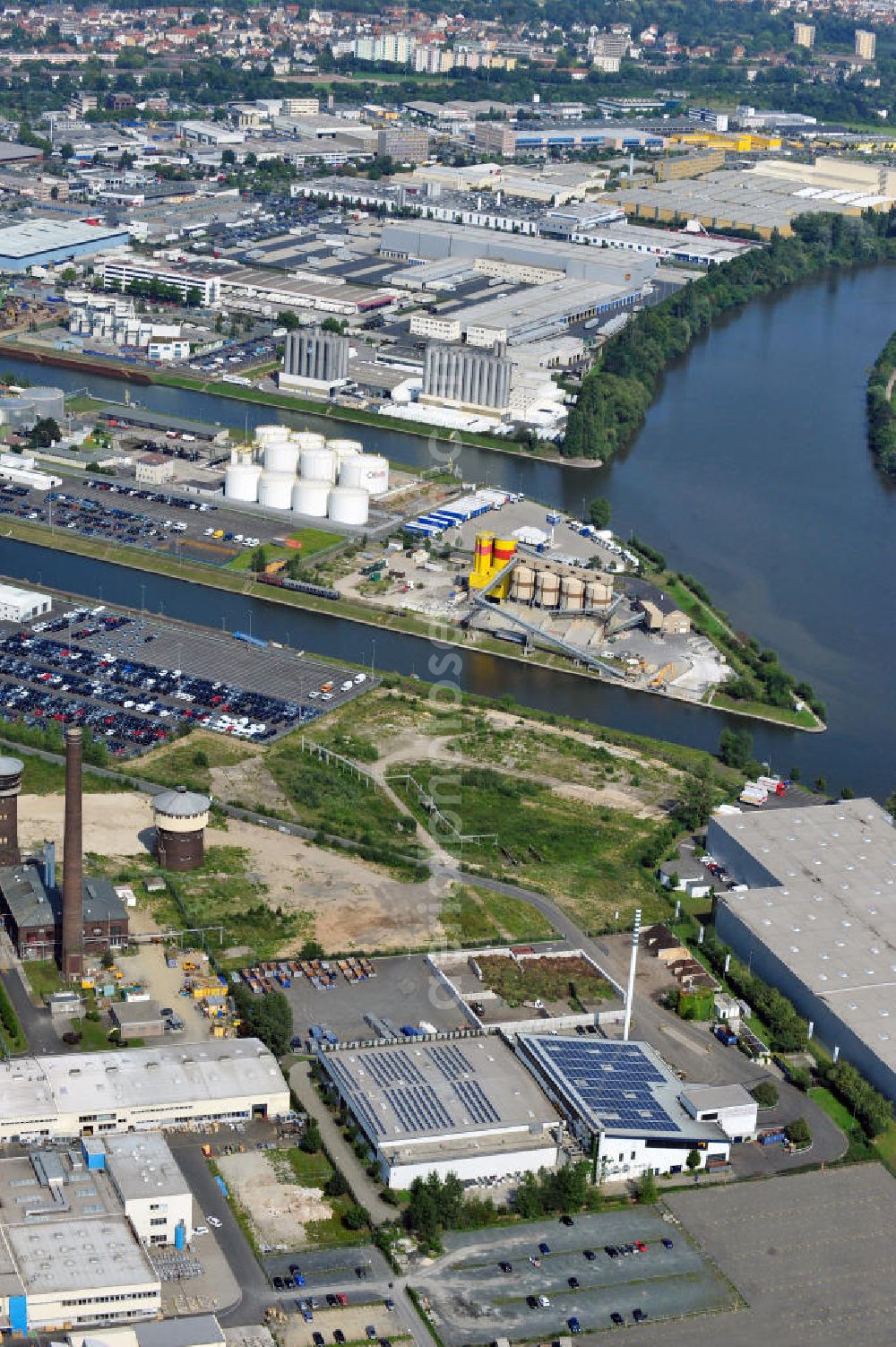 Frankfurt am Main from above - Betriebsgelände mit Bioabfallbehandlungsanlage der FES Frankfurter Entsorgungs- und Service GmbH an der Peter-Behrens-Straße 8 in Frankfurt am Main in Hessen. Company grounds with biological waste treatment facility in Frankfurt on the Main in Hesse.